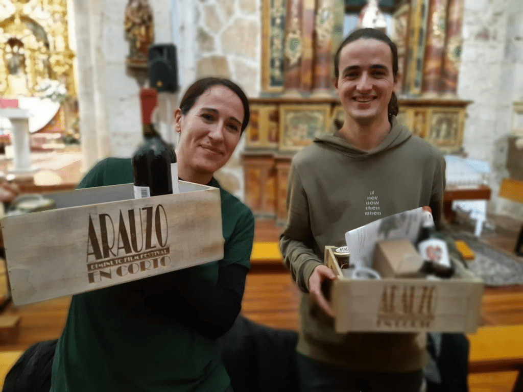 Bea y Antonio, recogen el tercer premio del festival de cortos Araúzo en Corto a nuestro vídeo de Guzmán Renovable